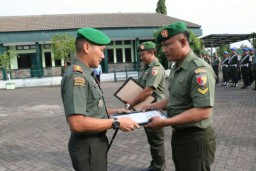 DANDIM 0816 / SDA MEMBERIKAN PENGHARGAAN KEPADA DUA ORANG ANGGOTA KORAMIL 0816/03 BUDURAN YANG MENGUNGKAP PESTA NARKOBA