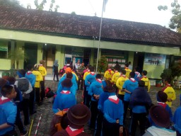 Pembekalan dan pengetahuan tentang jalan peta maupun kompas kepada anggota pramuka SMKN Cerme Gresik