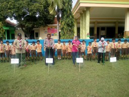 Danramil 0816/12 Prambon Beserta Perwakilan Siswa / Siswi Sekolah Melaksanakan pembukaan Sosialisa Sekaligus Praktek Pembuatan Lubang BIOPORI