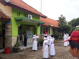 BABINSA KORAMIL 0816/01 MENJADI PEMBINA UPACARA DI SDN SIDOKARE III SIDOARJO.