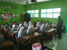 Danramil 07 beserta 3 anggota berikan wasbang di SMPN I Krembung