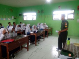 7 ANGGOTA KORAMIL 0816/03 BUDURAN MEMBERIKAN MATERI WASBANG