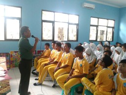 DANRAMIL 0816/SEDATI MEMBERIKAN MATERI WASBANG DI SMP NEGERI 1 SEDATI