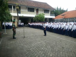 SETELAH KOMANDAN KORAMIL 0816 / 12 PRAMBON MELAKSANAKAN PERTEMUAN DENGAN KEPALA SEKOLAH TK SMPN / MTS PARA BABINSA LANGSUNG BERGERAK UNTUK MEMBERIKAN WASBANG