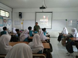 KORAMIL 0816/16 WARU DALAM PROGRAM TNI POLRI MENGAJAR DI WILAYAH KECAMATAN WARU SIDOARJO