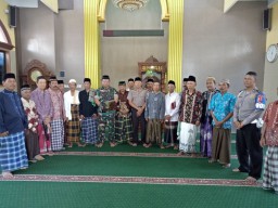 Komunikasi sosial Danramil 0816/13 Wonoayu dengan sholat jumat berjamaah bersama unsur pimpinan wilayah Wonoayu