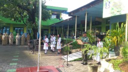 Babinsa Koramil 0816 /14 Taman pimpin Upacara bendera di SDN Kedung Turi Kec. Taman