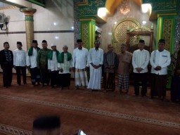 Babinsa Koramil 01/Kota Sholat Subuh Berjamaah Bersama Warga