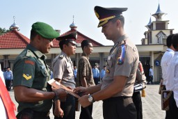 Penghargaan dari Kapolresta Sidoarjo kepada Sertu Sholeh Rahman