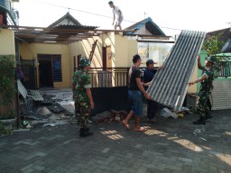 BABINSA BERSAMA MASYARAKAT KERJA BHAKTI MEMBERSIHKAN TERJANGAN ANGIN PUTING BELIUNG