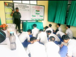 Babinsa Katerungan dampingi siswa SMK 1 Krian ujian di Koramil
