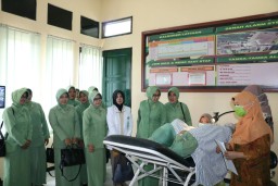 Deteksi dini kanker servik dan kanker payudara oleh 100 anggota Persit KCK Cabang XLIII