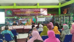 Satgas TMMD Bersama Dispenduk Capil melaksanakan penyuluhan di desa penatar sewu