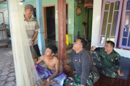 Satgas TMMD Ke 101 di Desa Penatarsewu Berinteraksi Dengan Warga