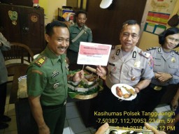 Danramil 0816/6 Tanggulangin Beri Tumpeng Sambil Ucapkan Selamat HUT Bhayangkara ke-72 kepada Kapolsek Tanggulangin
