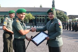Dandim 0816/Sidoarjo berikan penghargaan kepada anggotanya yang Juara 3 Perahu Naga