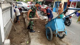 Babinsa Gedangan Kerja Bhakti bersama Masyarakat.