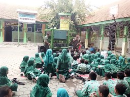 Babinsa Candi turun langsung dalam kegiatan wasbang Koramil 0816/02 Candi