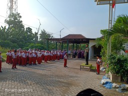 BABINSA KORAMIL 0816/15 SUKODONO menjadi PEMBINA UPACARA di SDI A-EDUCATION