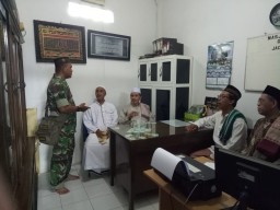 Keakraban Babinsa Koramil Gedangan dengan Takmir Masjid