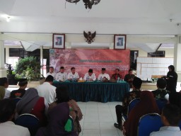 FORKOPIMKA KEC SEDATI BERSAMA BUPATI SIDOARJO MEMBERI BANTUAN KEPADA WARGA TERDAMPAK ANGIN KENCANG.