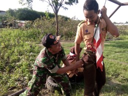 Serka Salam berikan Materi Krida Navrad atau Navigasi darat Krida Mountenering