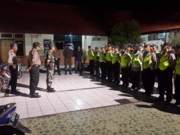 Aparat gabungan dari TNI-Polri melakukan patroli rutin di Kecamatan Krian