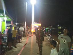 Babinsa Koramil 0816/09 Krian bersama warga dan Damkar Krian padamkan api di sebuah rumah warga.