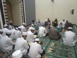 Danramil 0816/09 Krian Kapten Inf Siswanto beserta 3 tiga orang anggota menghadiri kegiatan pengajian.