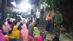 Babinsa Koramil 0816/09 Krian monitoring sekaligus pengamanan pengajian di Krian