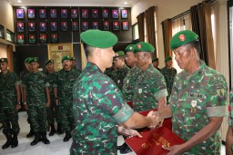 Dandim 0816/Sidoarjo berikan Penghargaan tanda jasa kepada Anggota Kodim 0816
