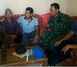 Babinsa 03/Buduran, Pelda Sofyan noor komsos dengan masyarakat sekitar desa Wadungasih Buduran.