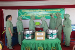 Ibu Aslog Kasad kunjungi usaha rumahan milik anggota Kodim Sidoarjo