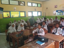 BABINSA 0816/03 BUDURAN MEMBERIKAN MATERI WAWASAN KEBANGSAAN DI SMP AL-FATAH BANJARSARI KEC BUDURAN