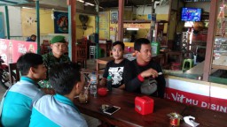 BABINSA KORAMIL 0816/03 BUDURAN MELAKSANAKAN KOMSOS DENGAN WARGA