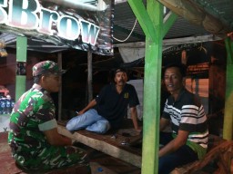 BABINSA KORAMIL 0816/18 SEDATI MELAKSANAKAN KOMSOS DENGAN WARGA BINAANNYA