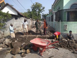 BABINSA KORAMIL 0816/10 BALONGBENDO MELAKSANAKAN KOMSOS DENGAN WARGA