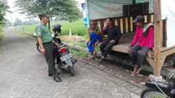 Babinsa Ramil 0816/05 Tulangan Laksanakan Komsos Bersama Warga Binaanya.