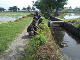 Babinsa 0816/08 bersama masyarakat melaksanakan kerja bakti dengan sasaran irigasi/saluran air
