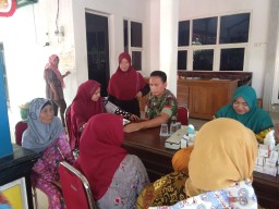 Babinsa Ramil 0816/08 Laksanakan Pendampingan Kegiatan Puskemas Jabon.