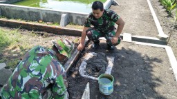 Anggota Ramil 07/Krembung Laksanakan Giat Pemeliharaan Bangunan Harbang .