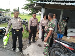 Babinsa Desa Krembangan ikut dalam penertiban bangunan liar di sepanjang bibir sungai desa Krembangan