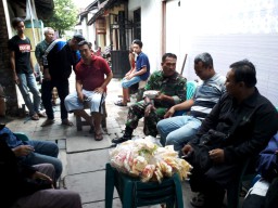 BABINSA KORAMIL 0816/01 SIDOARJO PENGAMANAN AKSI UNJUK RASA DI SIDOARJO.