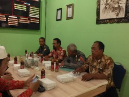 Babinsa Pelda Khoiri menghadiri undangan mewakili Danramil 0816/09 Krian dalam rangka rapat Safari Jumat dan Safari Romadhon.