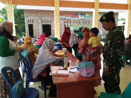 Sukseskan Program Balita Sehat, Babinsa Dampingi Kegiatan Posyandu di Wilayah Binaan