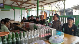 Koramil 0816/03 Buduran Serma Karli dan Bhabikamtibmas Polsek Buduran laksanakan kegiatan komsos dengannya masyarakat
