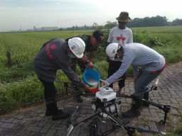 Koramil 0816/10 Balongbendo, Babinsa Kopda Arif melaksanakan Giat Penyemprotan dengan Alat Modern Drone