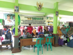 BPN Bersama Kepala Desa Terik didampingi Babinsa Desa Terik Serka Harsoyo Serahkan Sertifikat PTS L Kepada Warga.