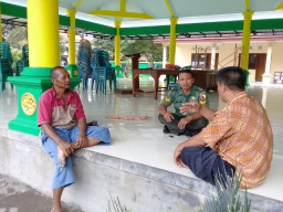 Babinsa Serka Misnan Anggota Ramil 0816/05 Laksanakan Komsos Dengan Warga Desa Kepunten.