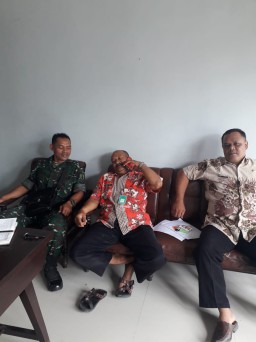 Babinsa koramil 0816/05 Tulangan Sertu Sentot Heriyanto Laksanakan Komsos Dengan Aparat Desa.